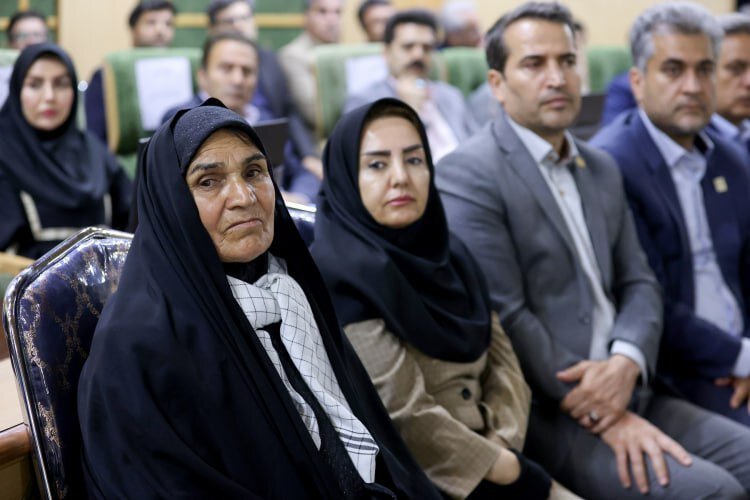 رئیس جمهور در دیدار با نخبگان از بانوی مقاوم کرمانشاهی تجلیل کرد - خبرگزاری نشر روز | اخبار ایران و جهان