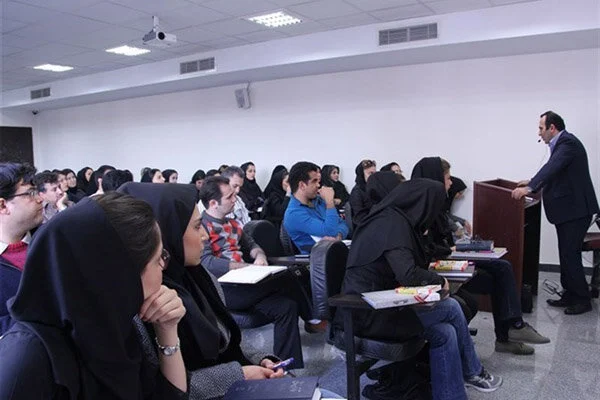 بررسی تطبیقی سرفصل‌های دانشگاهی ایران با منابع خارجی